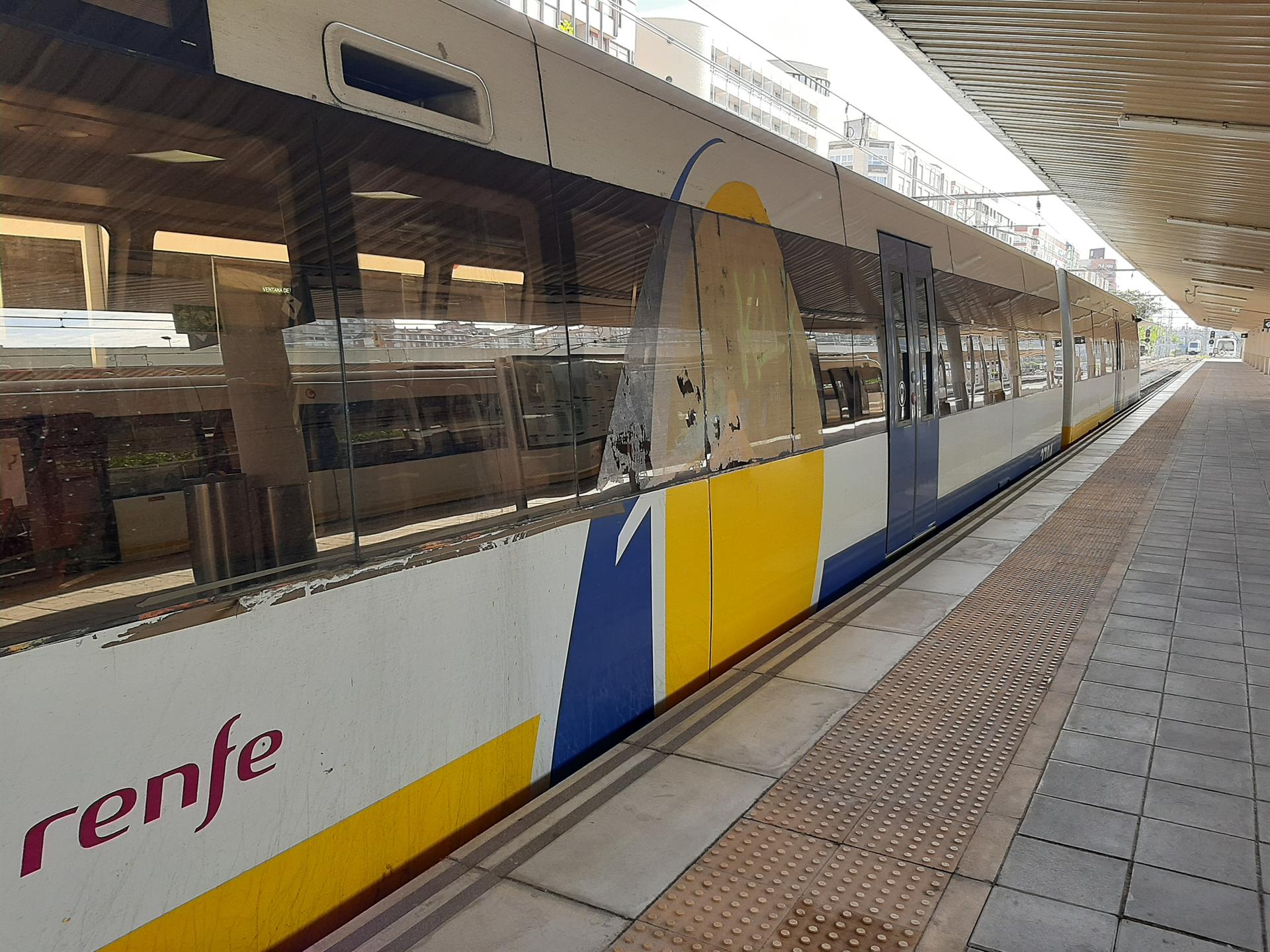 Tren de Cercanías de Cantabria en la estación de Renfe-Feve de Santander