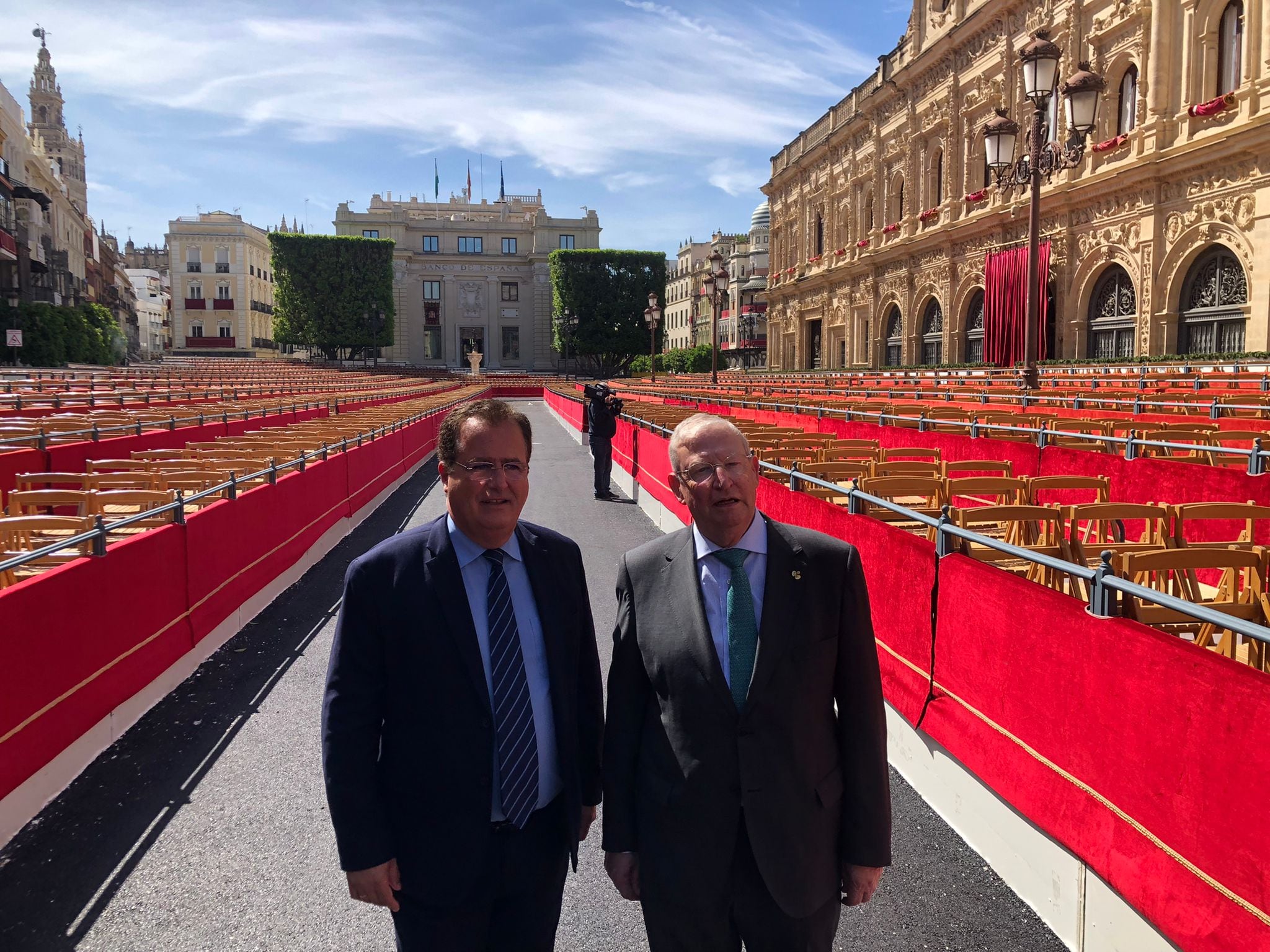 El delegado de Fiestas Mayores, Juan Carlos Cabrera, y el presidente del Consejo de Hermandades y Cofradías, Francisco Vélez.