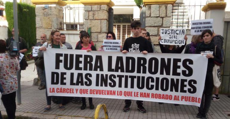 Miembros del SAT protestan a las puertas del Juzgado de Instrucción Nº2 de Jaén donde ha declarado José Enrique Fernández de Moya.