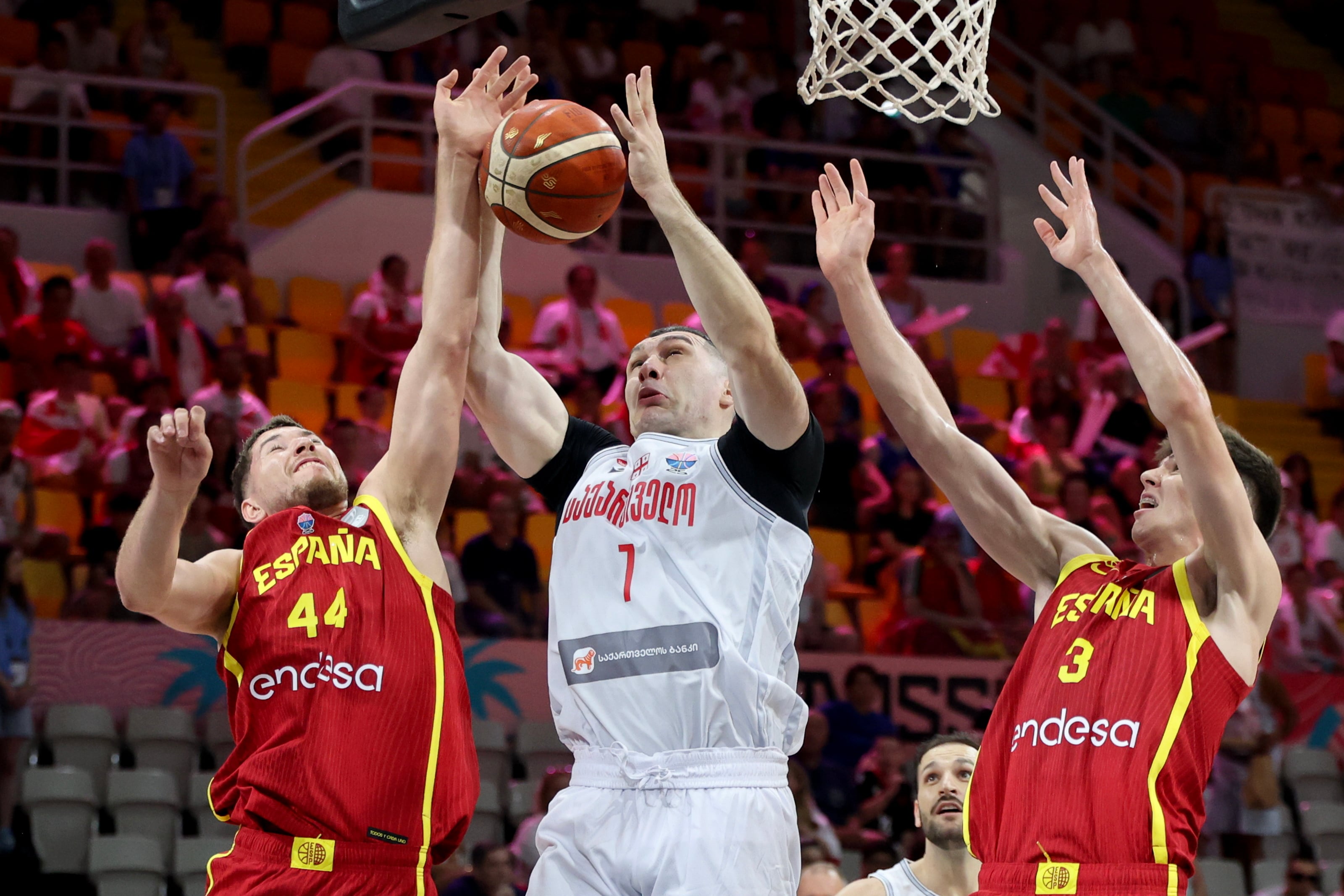 Joel Parra y Sergio de Larrea luchan por el rebote ante Georgia