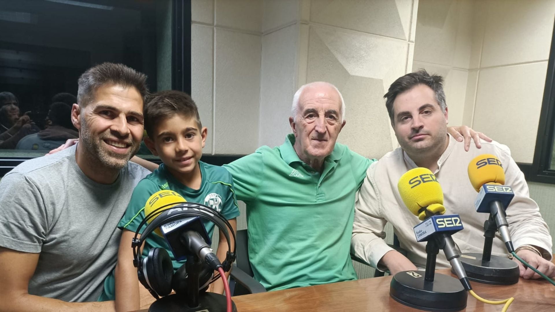 Manu Arias, junto a su hijo Manuel, Luis Pablos y Rubén Bartolomé en los estudios de Radio Zamora