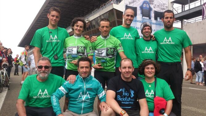 Ell equipo Sasoituz24ordu celebran el triunfo en 24 heures le mans velo