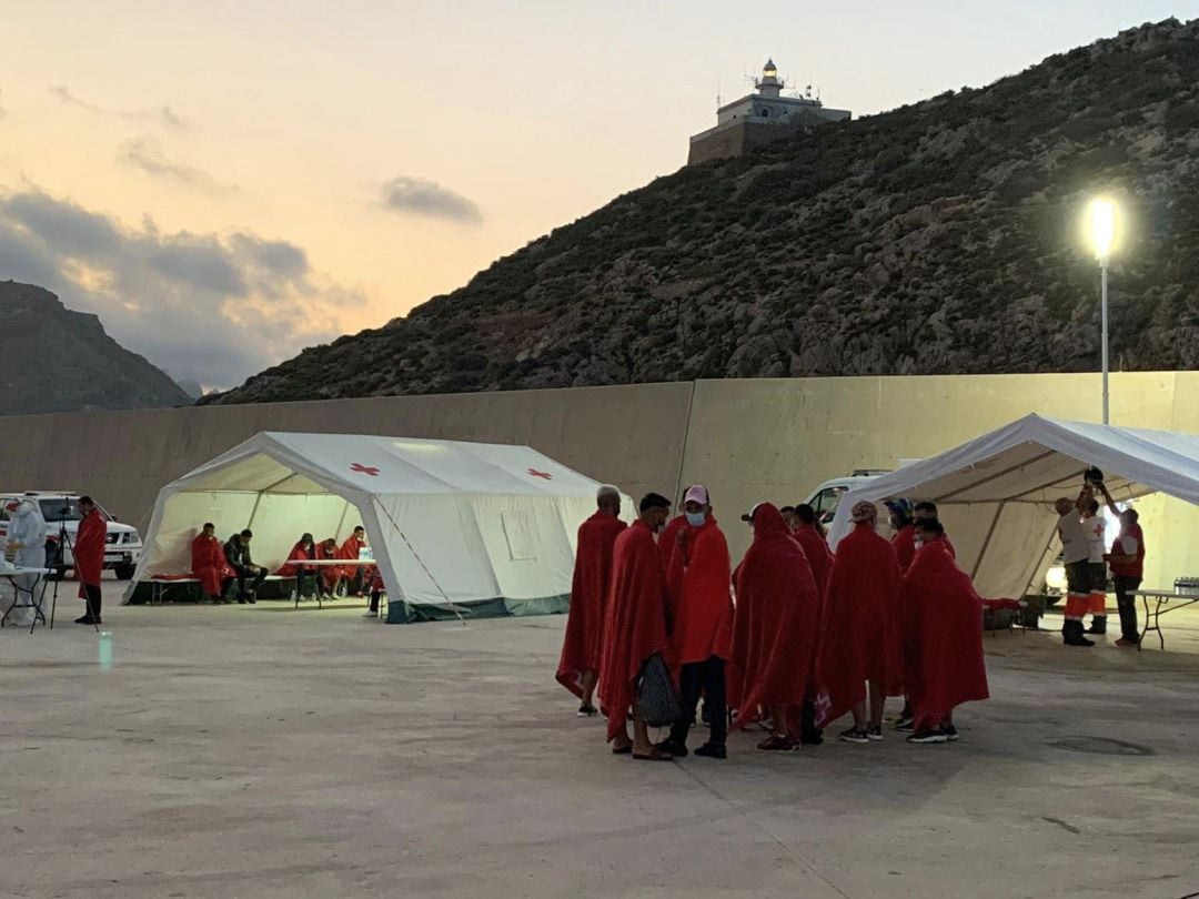  Cruz Roja atiende a inmigrantes en el puerto Escombreras en Cartagena