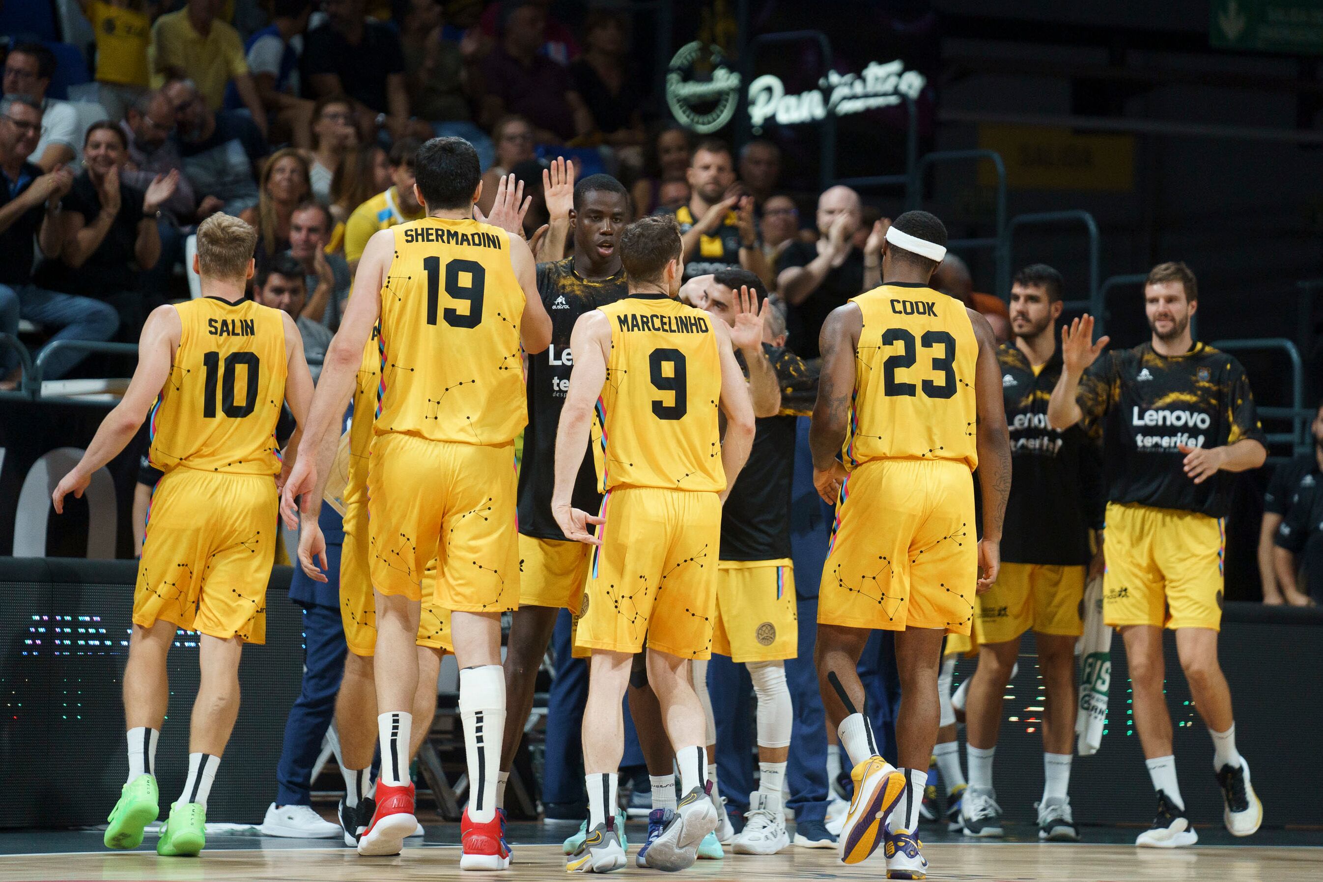 LA LAGUNA (TENERIFE), 05/10/2022.- Los jugadores del Lenovo Tenerife, durante el partido de la Basketball Champions League celebrado este miércoles en el pabellón Santiago Martín de La Laguna (Tenerife). EFE/Ramón de la Rocha