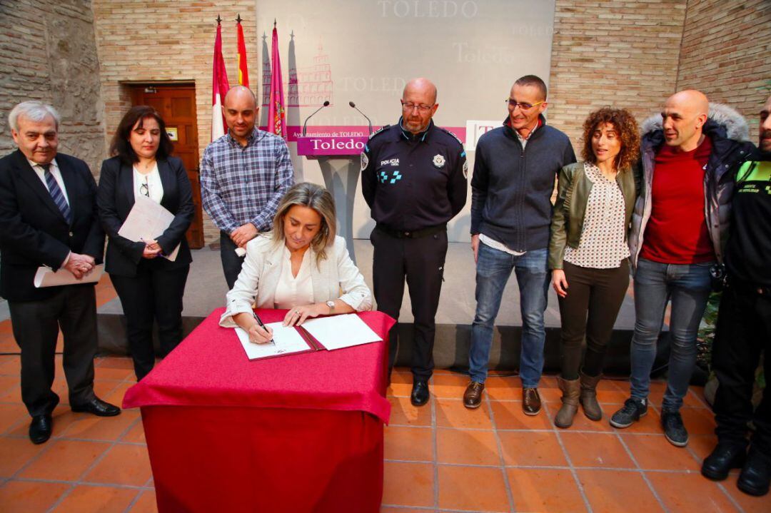 Firma del acuerdo entre el Ayuntamiento y Agentes de Movlidad