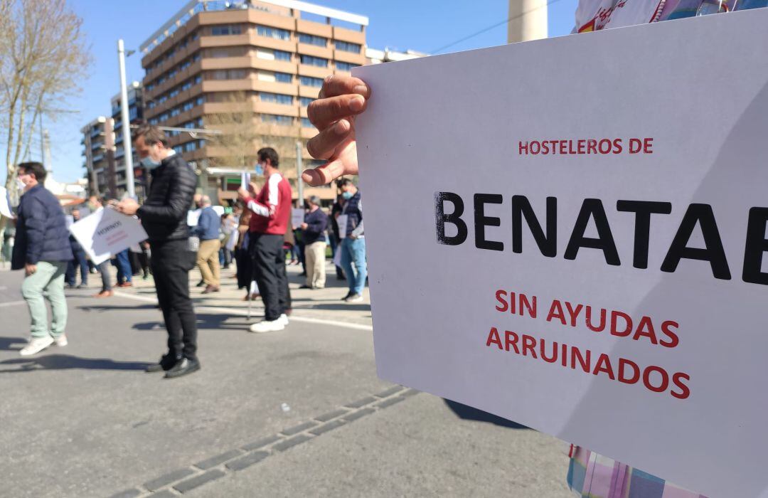 Unas decenas de hosteleros y hosteleras de la provincia de Jaén se han concentrado en la Plaza de las Batallas de la capital jiennense
