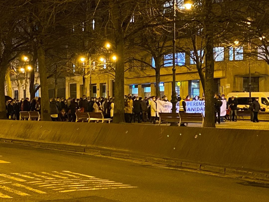 Concentración con el lema &quot;Recuperemos la sanidad navarra&quot;, a las puertas del parlamento, durante el pleno