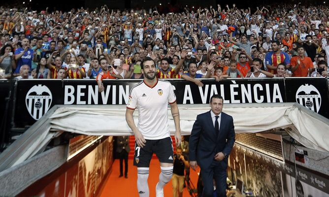 Negredo fue presentado con el Valencia ante miles de aficionados.