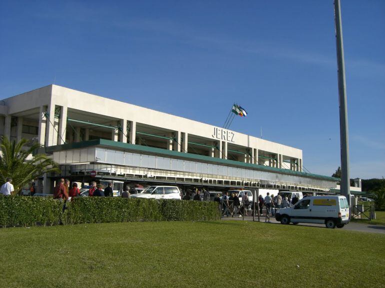 Imagen de la fachada principal del aeropuerto de Jerez