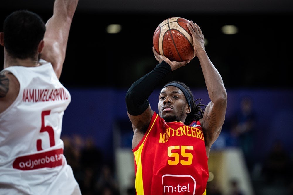 Perry en un partido del EuroBasket con Montenegro