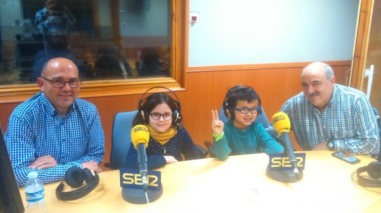 Estrella y Alejandro, junto a sus respectivos padres