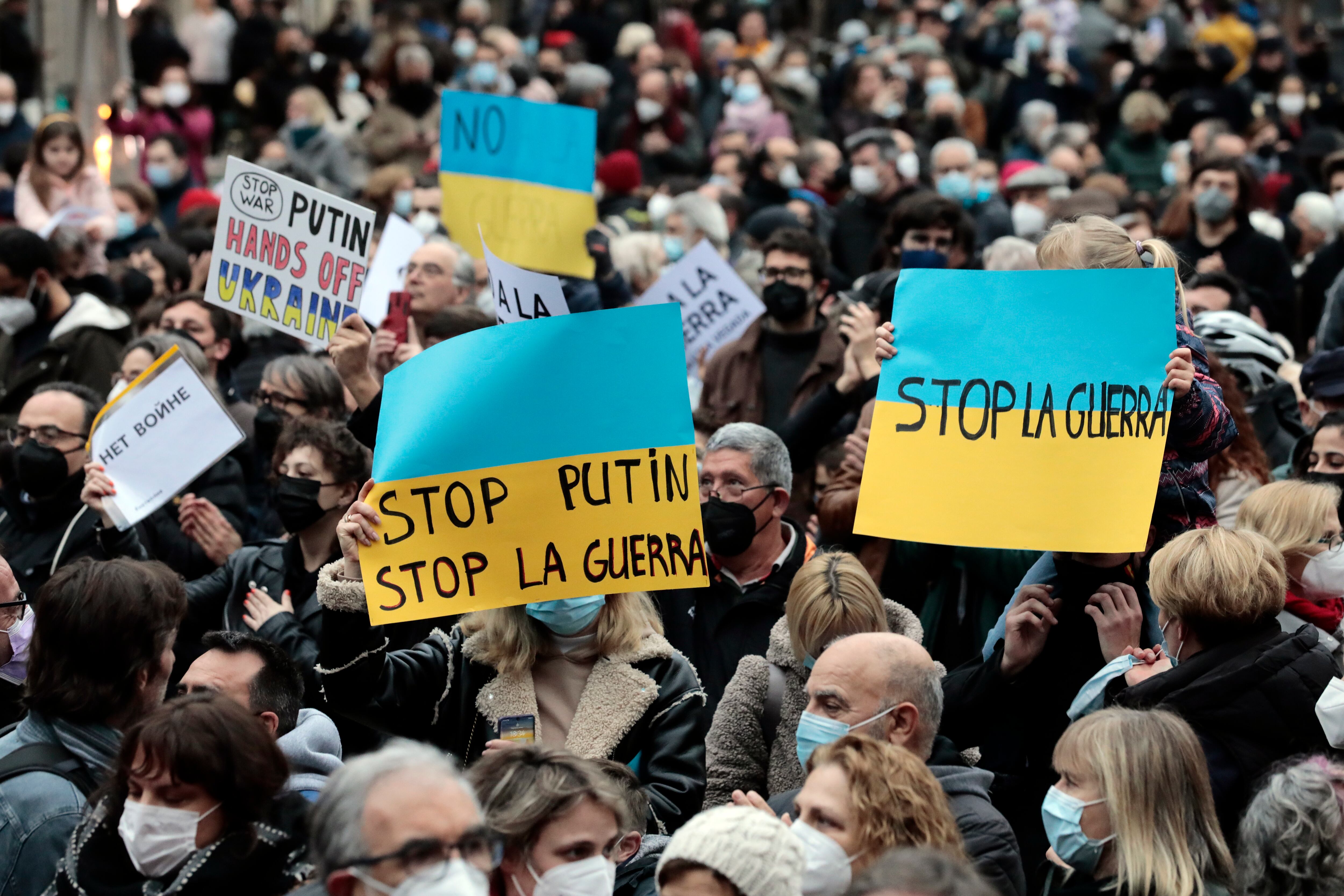 GRAFCVA3268. VALENCIA, 26/02/2022.- Vista general de la concentración convocada por 250 asociaciones, ONGD, sindicatos y centros educativos de la Comunitat Valenciana para exigir diálogo para una salida pacífica a la guerra en Ucrania. EFE/Ana Escobar