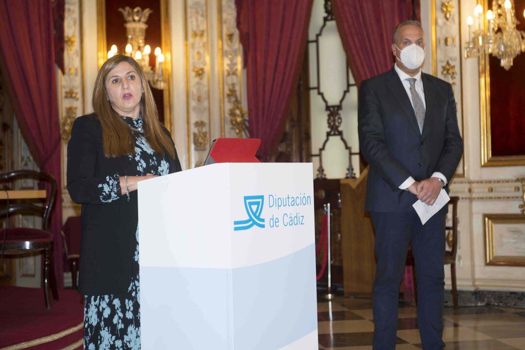 La presidenta de la Diputación de Cádiz, Irene García, y el diputado del Área de Servicios Económicos, Hacienda y Recaudación, Juan Carlos Ruiz Boix