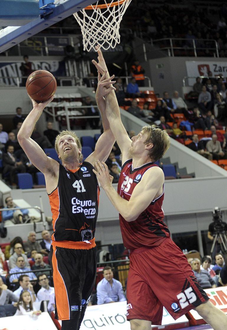 GRA369. ZARAGOZA, 24112015.- El pívot del CAI Zaragoza Henk Norel (d) intenta canasta ante el pívot del Valencia Basket Justin Hamilton, durante el partido de la séptima jornada del grupo C de la Eurocopa que disputan en el Pabellón Principe Felipe de Zaragoza. EFEToni Galán