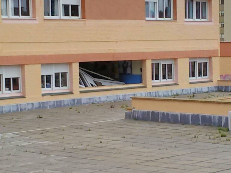 Así ha quedado el ventanal desprendido en el colegio Puerta del Mar de Algeciras