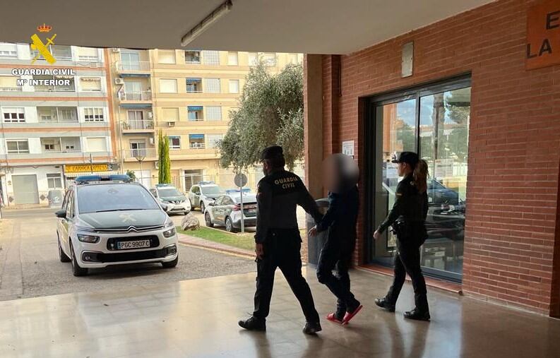 La Guardia Civil detiene a un hombre en Benifaió por robar un portátil valorado en 1.200 euros en un centro escolar