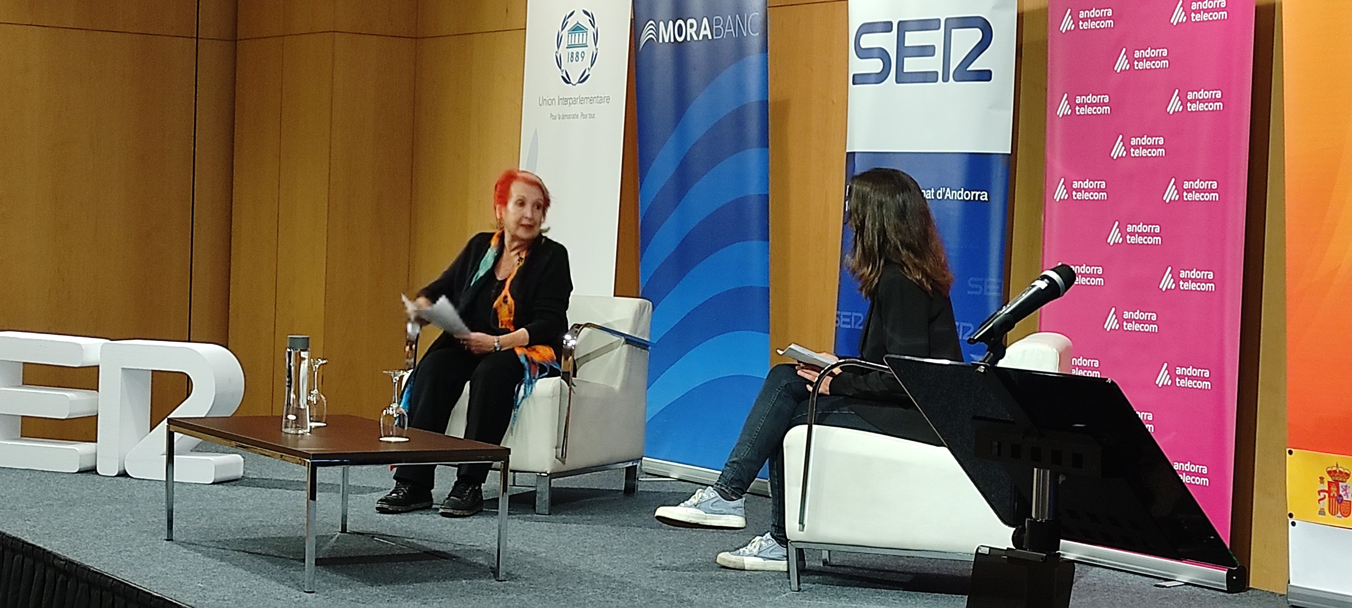 Rosa Maria Calaf conversa amb Laura Estrada sobre dones i periodisme a la cloenda de 'Amb Veu de Dona'.