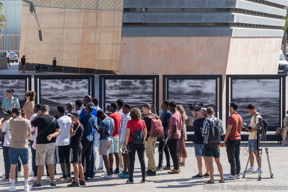 Exposición &#039;Desde el Agua. Existe un mar que no es poético&#039;, de Eva Miquel en la plaza del ARQUA