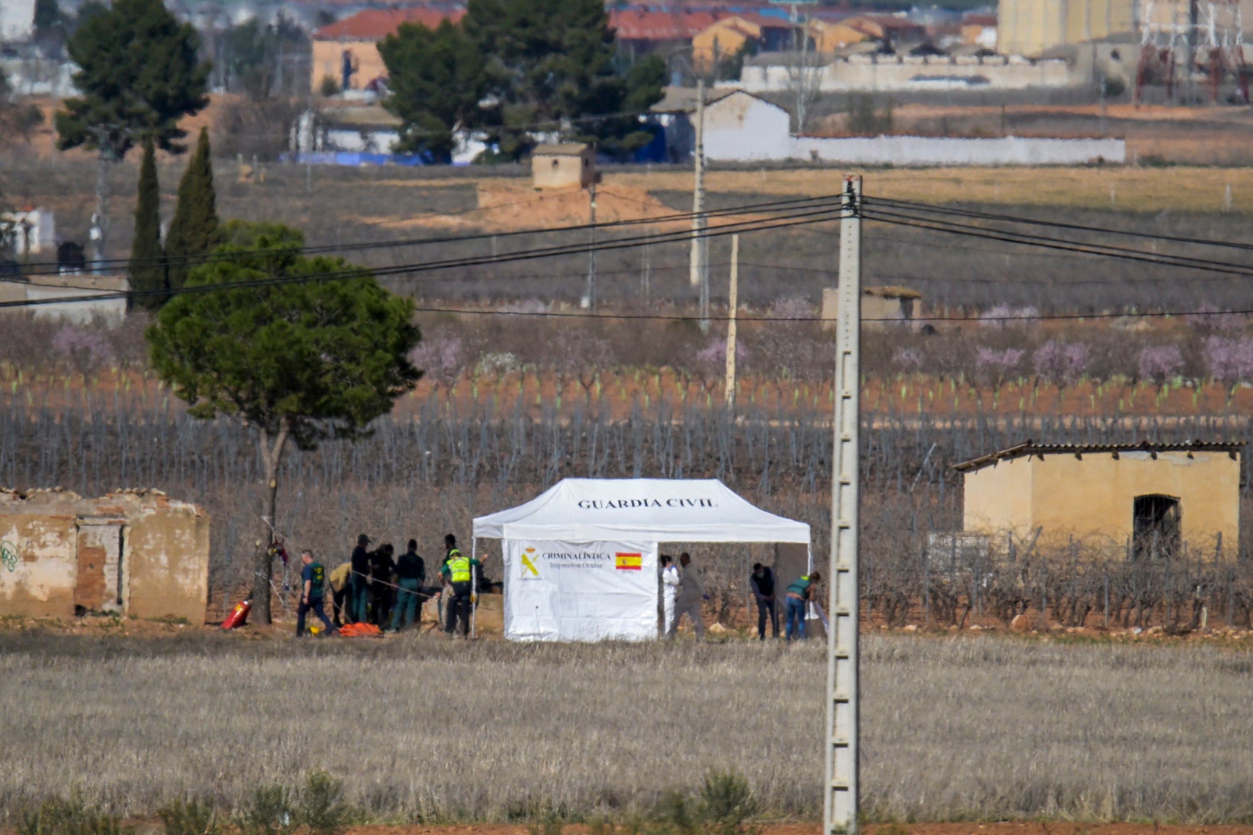 VALDEPEÑAS (Ciudad Real), 14/03/2023.- La Guardia Civil registra este martes una finca de Ciudad Real en el marco de la investigación de la desaparición de D. Juan Miguel Isla Fernández. La Guardia Civil está llevando a cabo actuaciones en la provincia de Ciudad Real tendentes al esclarecimiento de la desaparición de D. Juan Miguel Isla Fernández, quien se encuentra en paradero desconocido desde el pasado 22 de julio de 2022. En concreto, se está registrando una finca cercana a la localidad de Valdepeñas. La investigación, desarrollada por los agentes de la Unidad Central Operativa (UCO) y la Comandancia de Ciudad Real, es dirigida por el Juzgado de Instrucción Nº2 de Manzanares. EFE/Jesús Monroy
