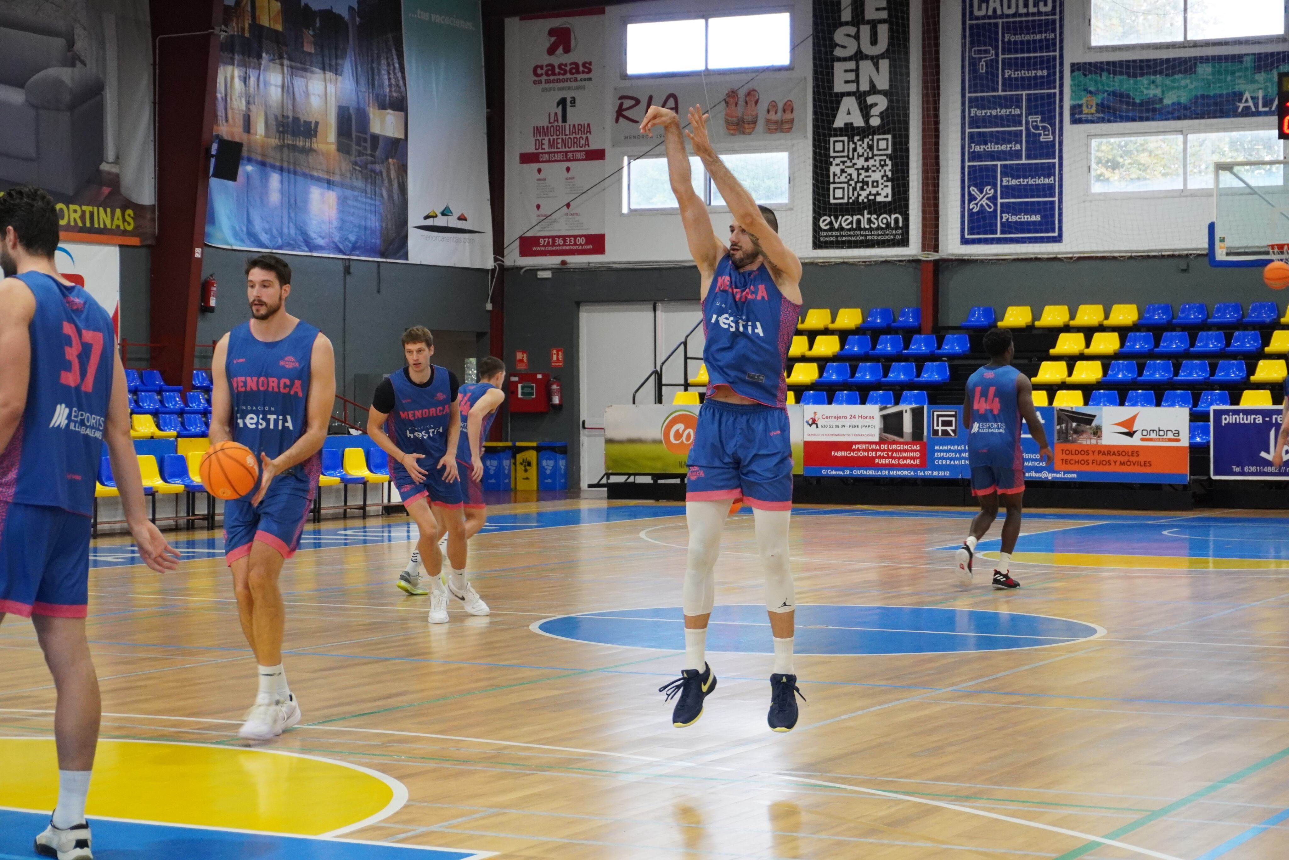 Un moment de l'entrenament a la pista alaiorenca aquesta setmana.