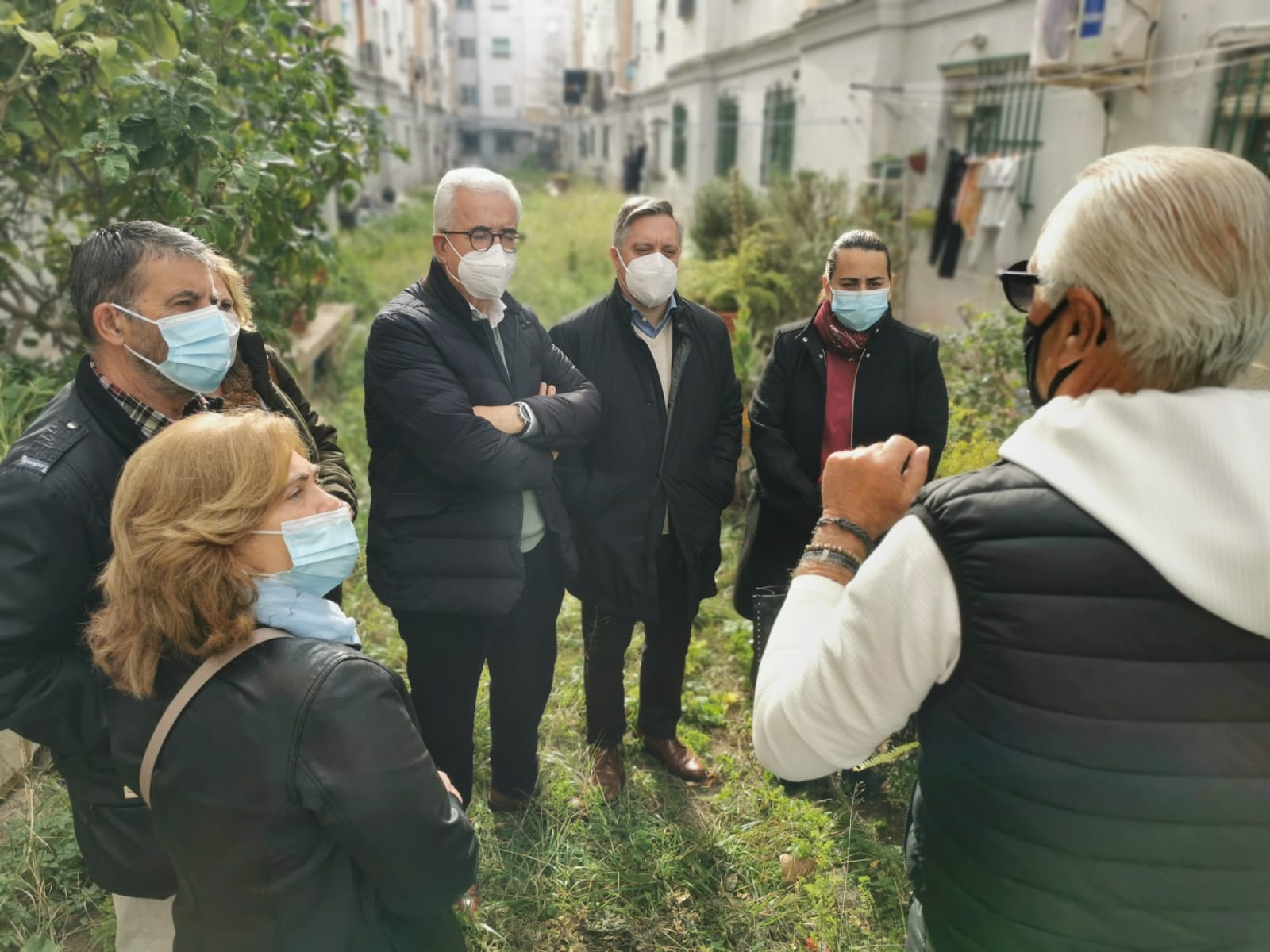 Dirigentes del PSOE, entre ellos Manuel Jiménez Barrios, se reúnen con vecinos del Cerro del Moro