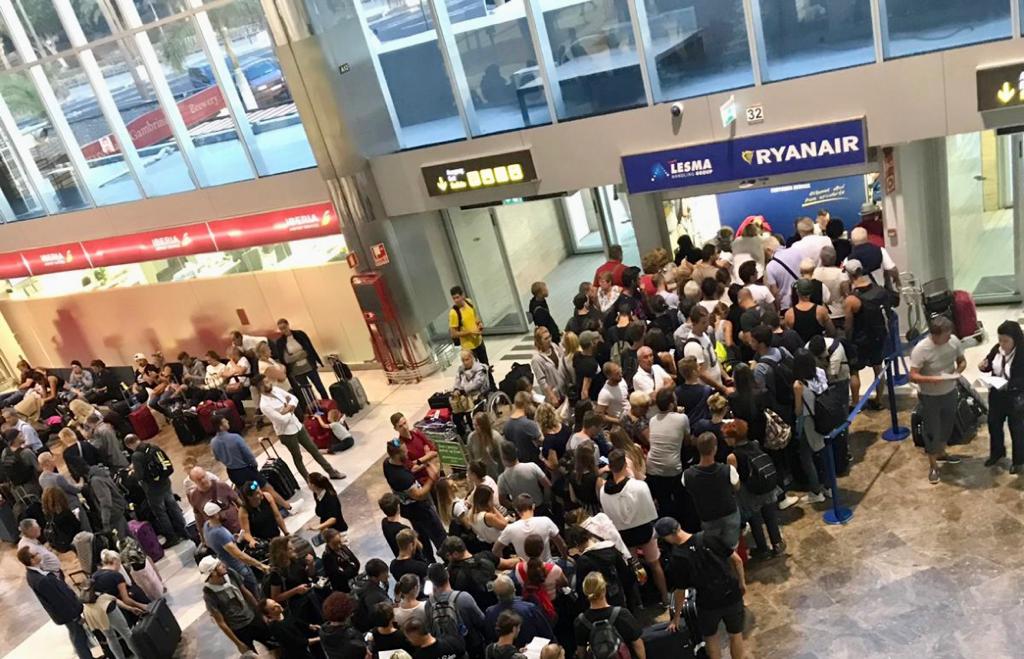 Viajeros en el mostrador de Ryanair en Tenerife durante la cancelación de un vuelo (archivo)