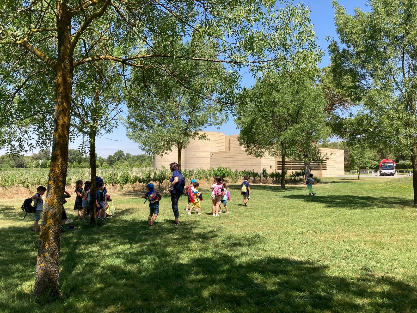 Grupo de niños en el jardín del CDAN