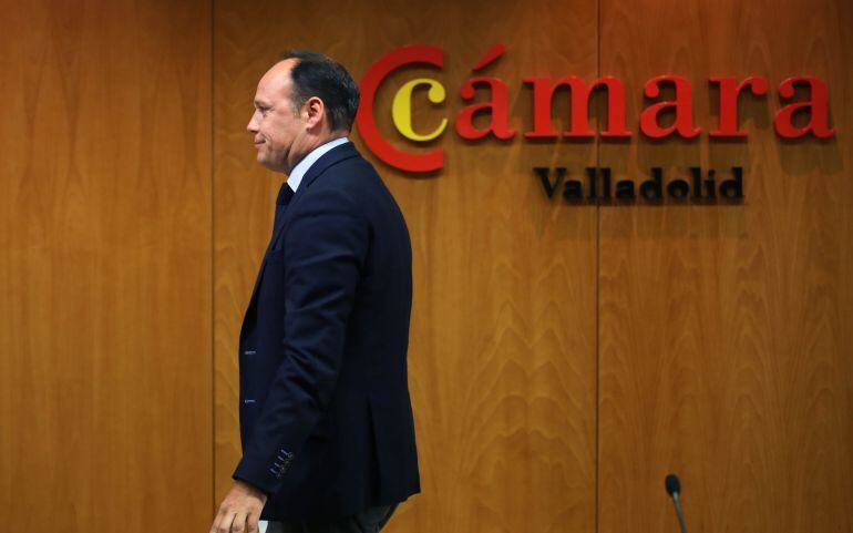 Carlos Villar abandona la sala de la Cámara de Comercio