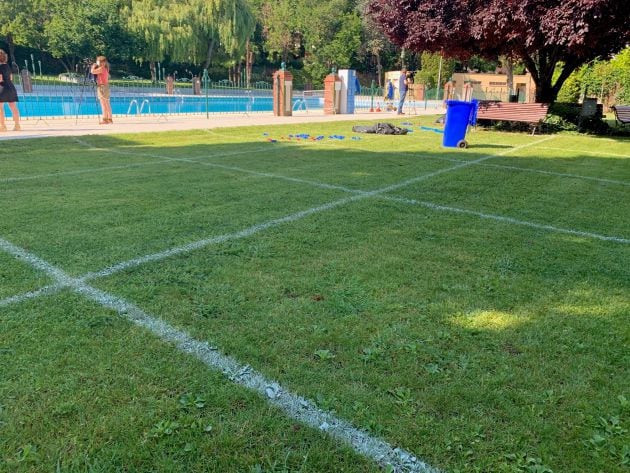 Parcelas marcadas en el césped de la piscina