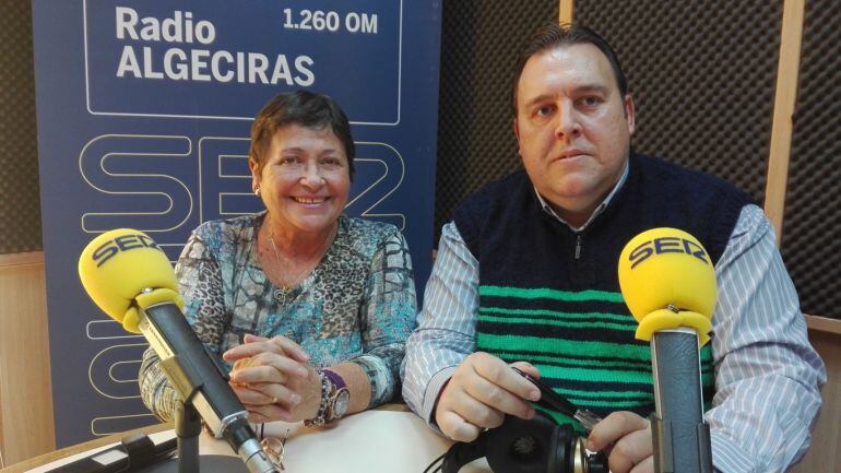 Paqui Bautista, presidenta de la Asociación de Enfermos de Chron y Colitis Ulcerosa y Eloy Soler abogado y miembro de la Peña la Bufanda que nos ha aportado las dos camisetas en subasta, la de Isco y la del Sevilla.