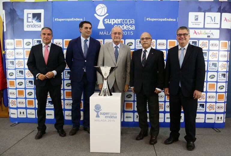 Los representantes políticos acompañados por los presidentes del Unicaja y de la ACB