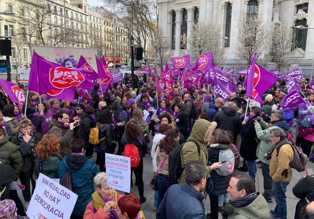 Archivo - Concentración en Cibeles convocada por CCOO y UGT por el 8M de 2020.