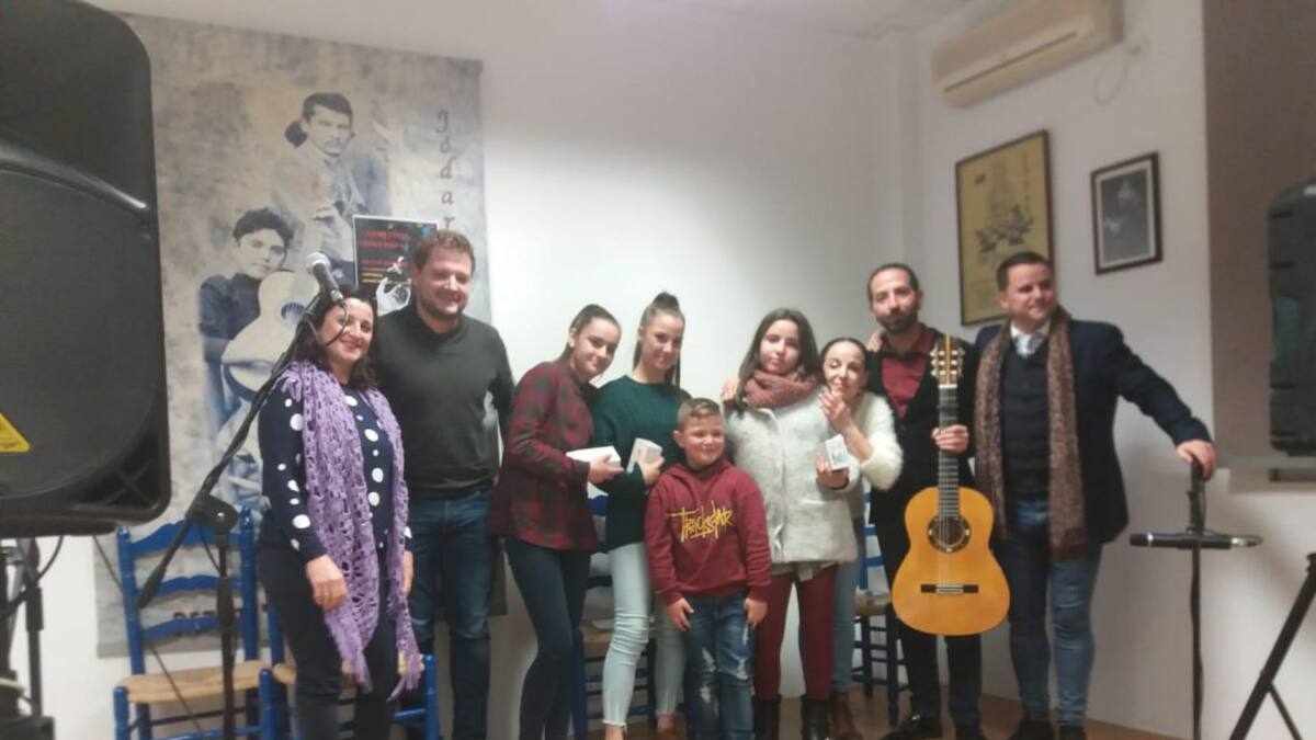 Elena López Garrido, Almudena García y Helena Yerves, ganadoras del concurso 'Un Smartphone para el Flamenco'