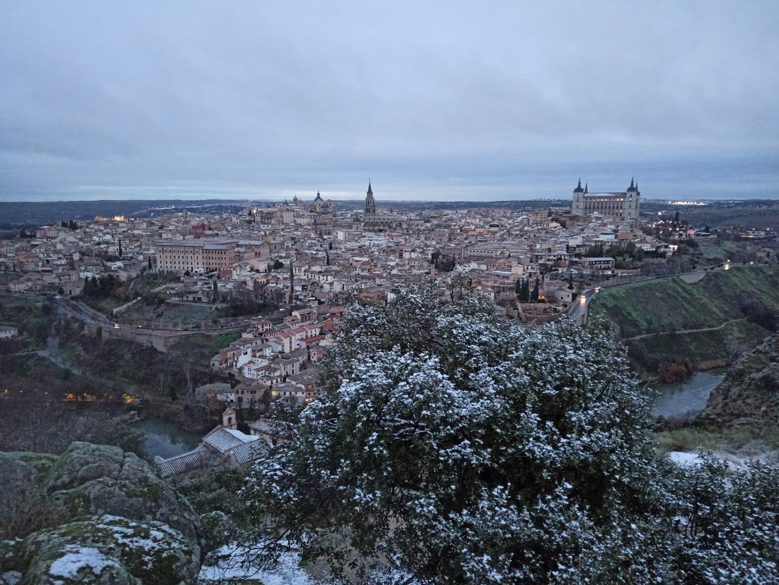 Apenas unos copos a primera hora de la mañana de este lunes se dejan ver en la ciudad de Toledo