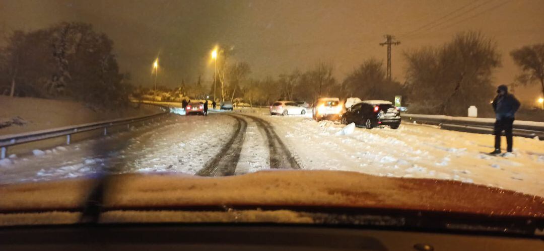 Tras la gran nevada, muchos conductores quedaron atrapados en carreteras y tuvieron que ser rescatados.