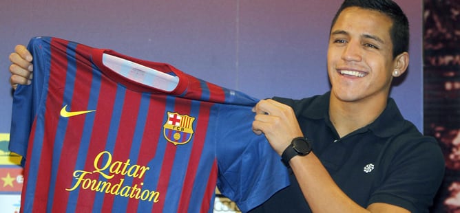 El chileno, nuevo flamante del Barça, posa con su nueva camiseta