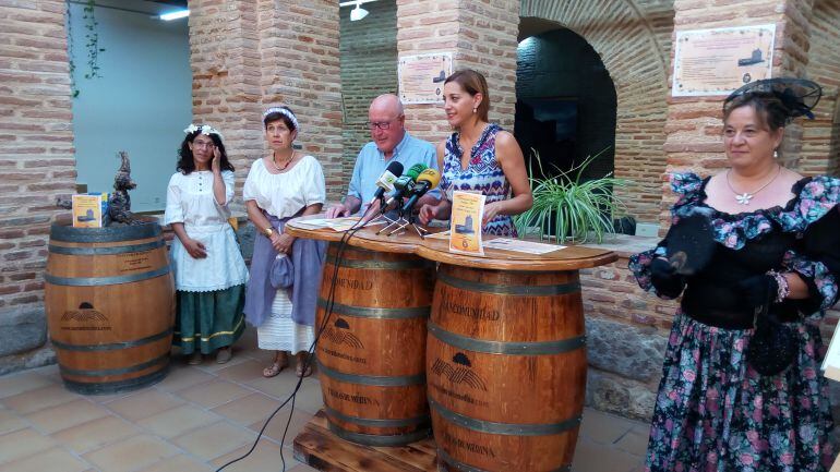 Alfonso Hernández e Inmaculada Toledano presentan el evento junto a paisanas ataviadas de época