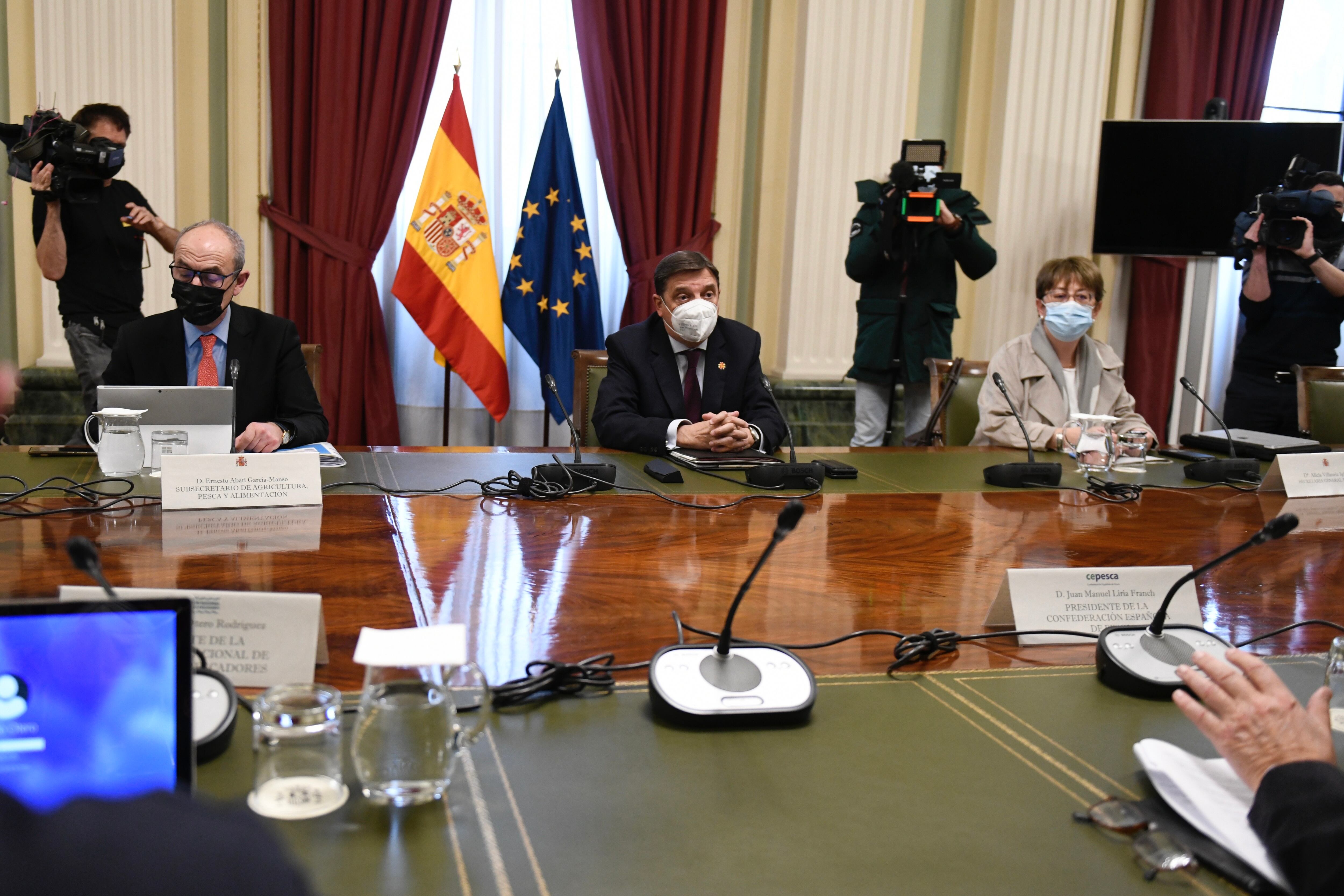 MADRID, 23/03/2022.- El ministro de Agricultura, Pesca y Alimentación, Luis Planas (c), se reúne con las organizaciones del sector pesquero para abordar medidas frente a la crisis por el alza del gasóleo, cuando se cumplen tres días de amarre de la flota española en gran parte de los puertos por el paro convocado por las cofradías. EFE/ Víctor Lerena
