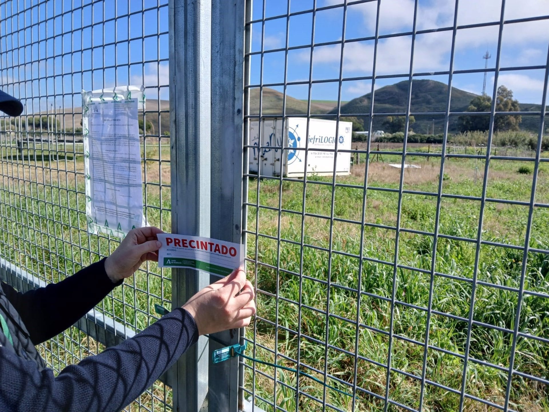 Precinto en una de las parcelas de Lomopardo donde se ha paralizado la construcción ilegal