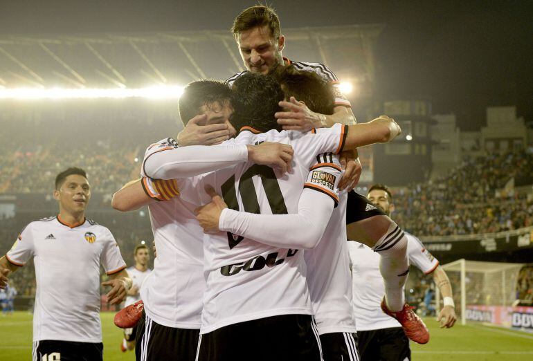 Valencia&#039;s players celebrate their first goal during the Spanish league football match Valencia CF vs RC Deportivo de la Coruna at the Mestalla stadium in Valencia on March 13, 2015. AFP PHOTO / JOSE JORDAN