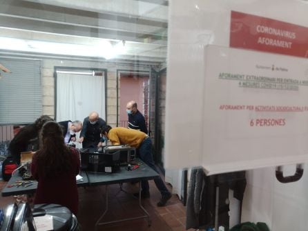 Aforo máximo de seis personas en la cocina del casal de barri.