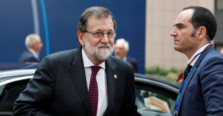 El presidente del Gobierno español, Mariano Rajoy (izda), llega a la reunión del Consejo Europeo celebrada en Bruselas