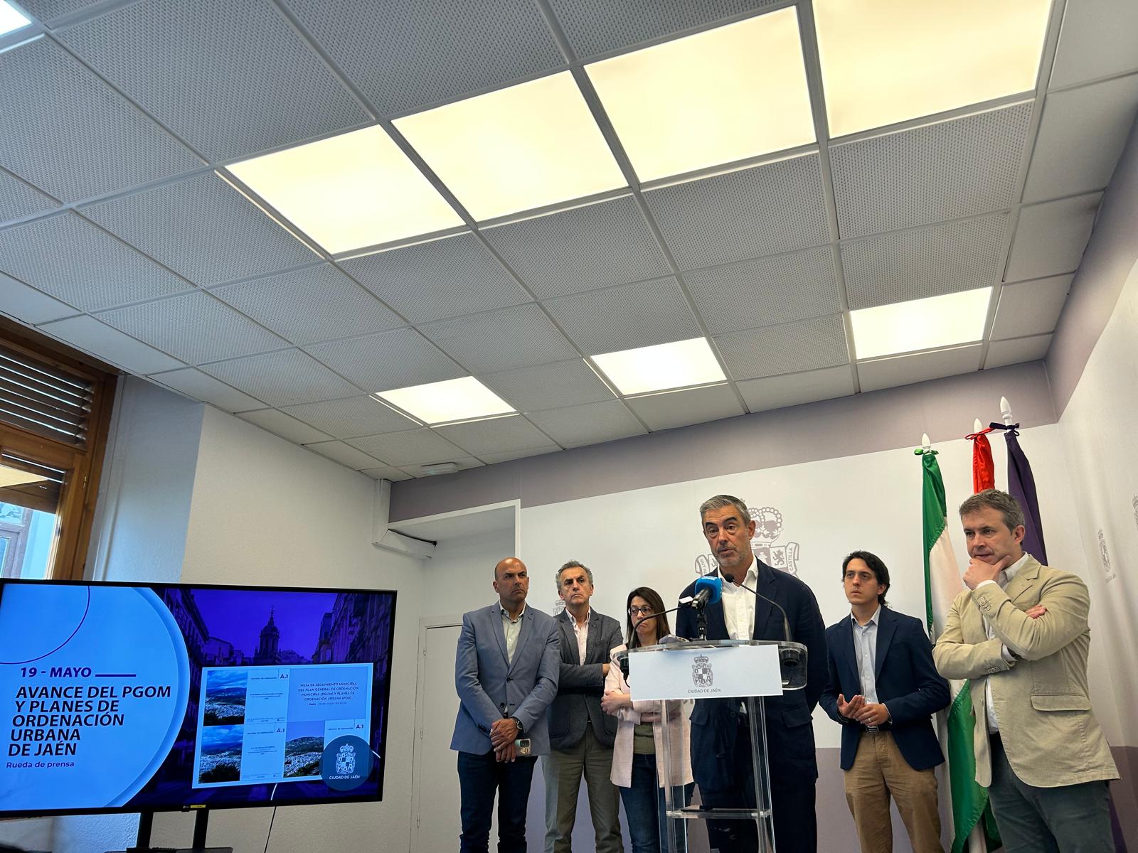 El arquitecto director de la redacción del PGOM de Jaén, Juan Carlos García, durante la rueda de prensa.