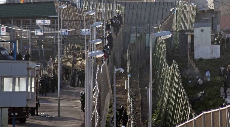 Paso fronterizo de Melilla a la altura del Barrio Chino.