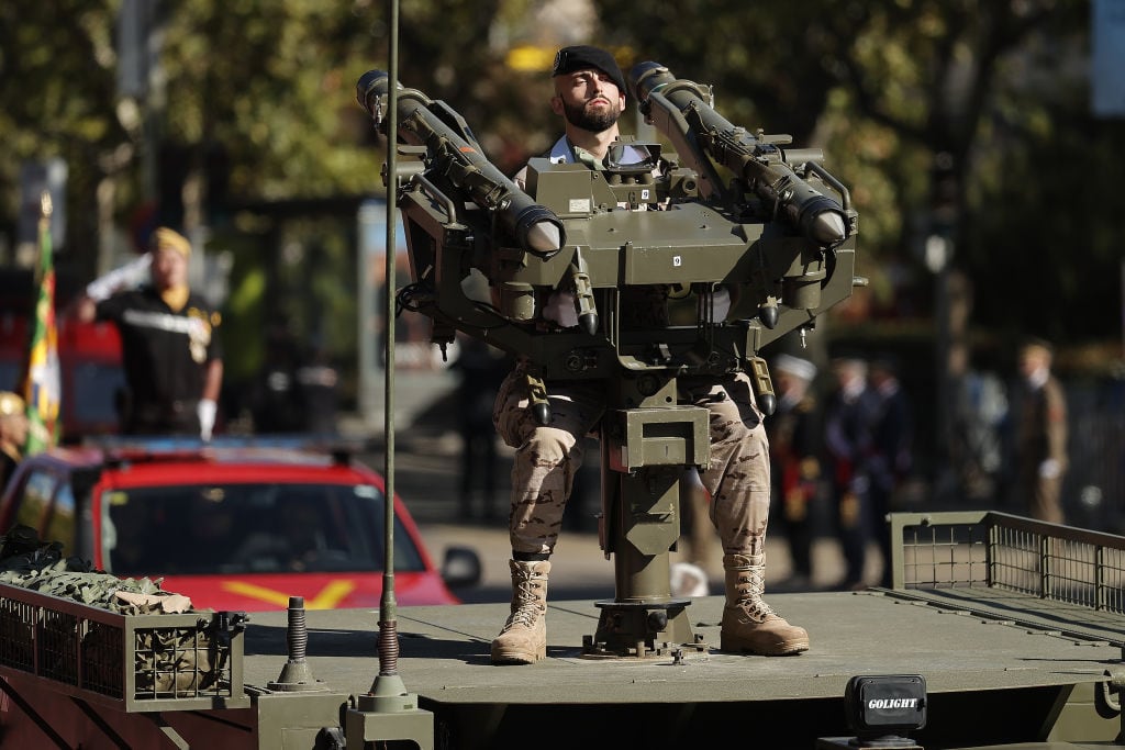 Un militar español con un equipo de artillería.