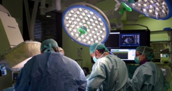 Personal mèdic treballant a la nova sala de l'Hospital Vall d'Hebron