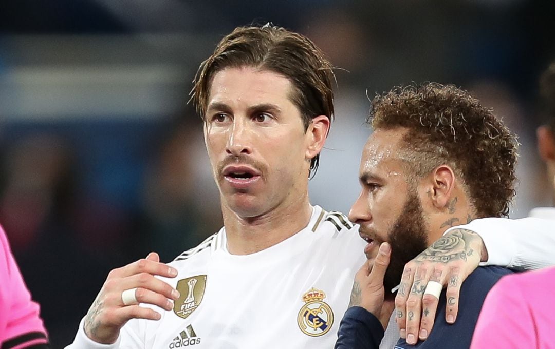 Neymar y Sergio Ramos charlan amistosamente tras un Real Madrid - PSG en noviembre de 2019
