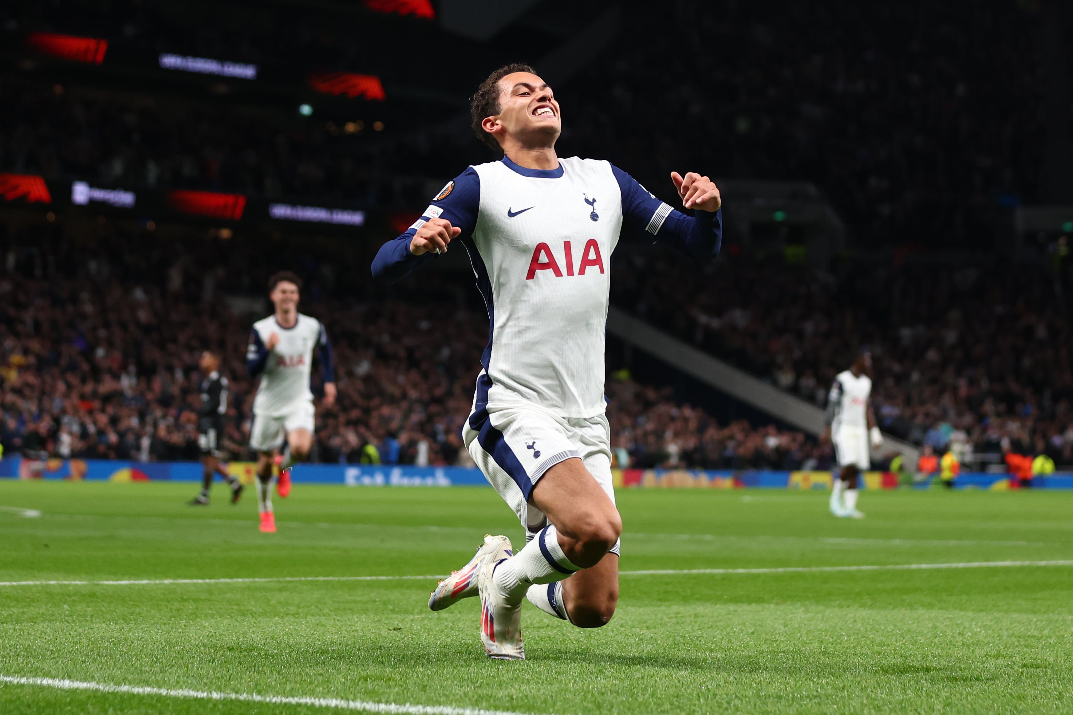 Brennan Johnson celebra un gol con el Tottenham