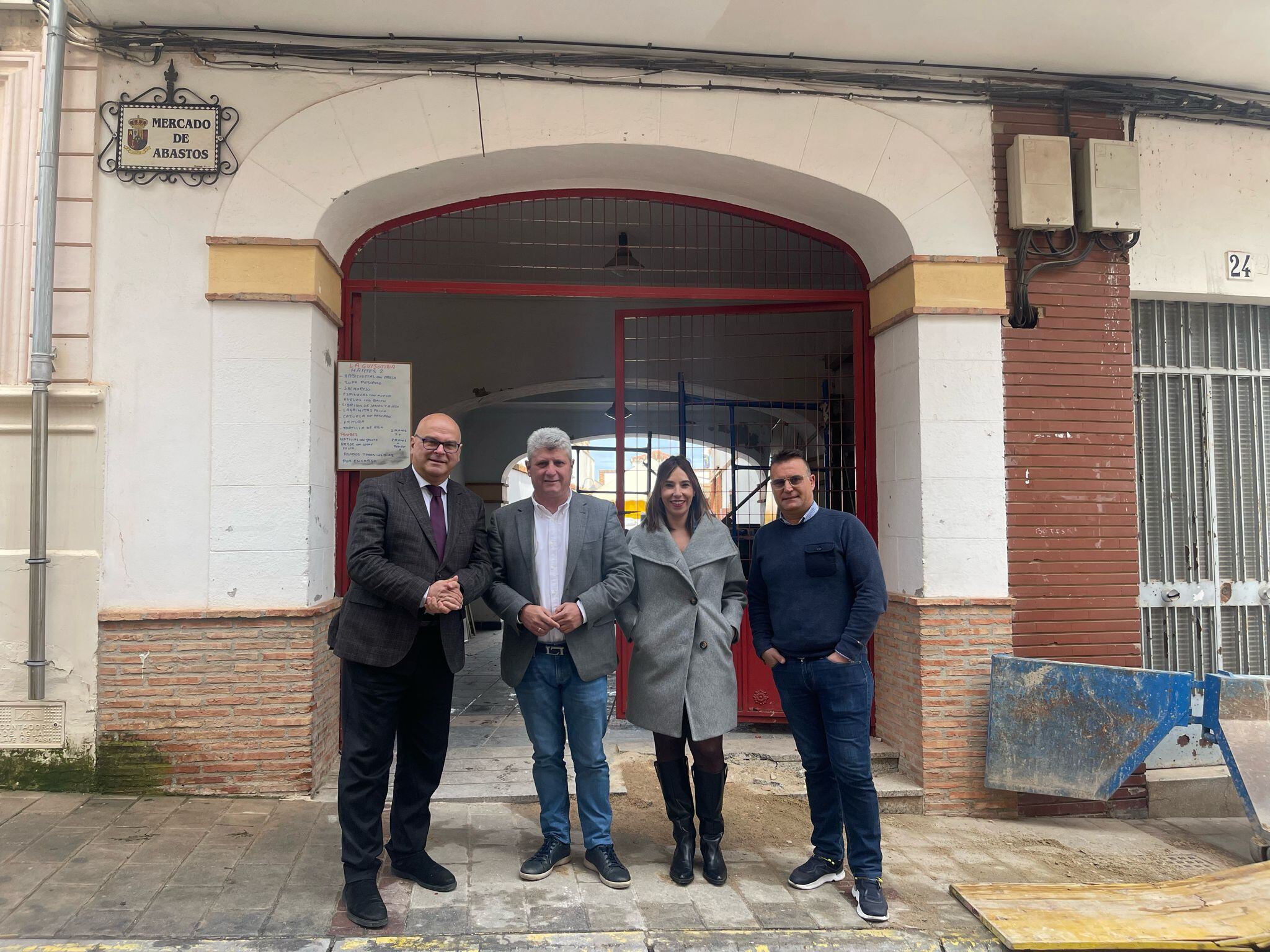 De izqda a dcha, el subdelegado del gobierno, Manuel Fernández, y el alcalde de Vilches, Adrián Ruiz, acompañados de responsables municipales junto a las obras del mercado local.