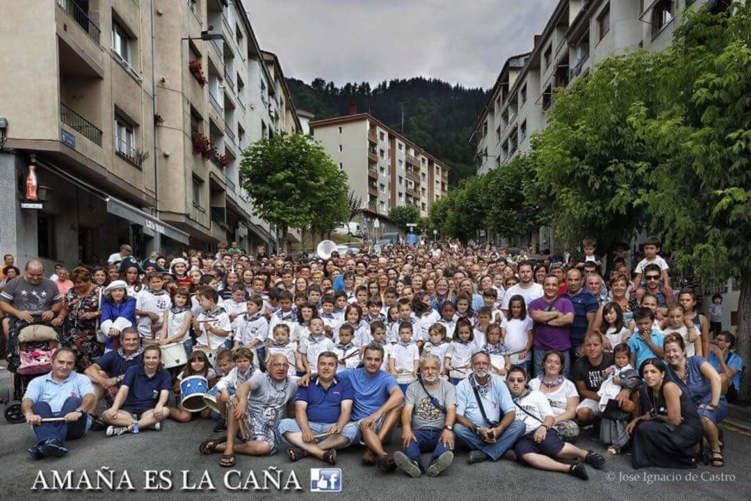 Histórica fotografía de 'Amaña es la caña', en la que aparece buena parte de los habitantes del barrio eibarrés
